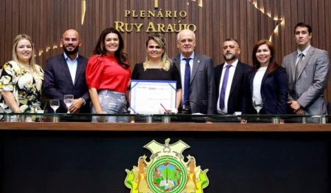 Delegada Emília Ferraz recebe título de Cidadã Amazonense na Aleam