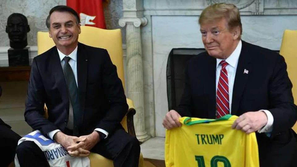 Bolsonaro e Trump trocam camisas de times de futebol