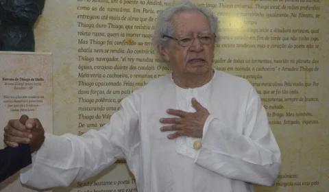 Thiago de Mello recebe homenagem pelos 93 anos no Teatro Amazonas nesta quarta (27)