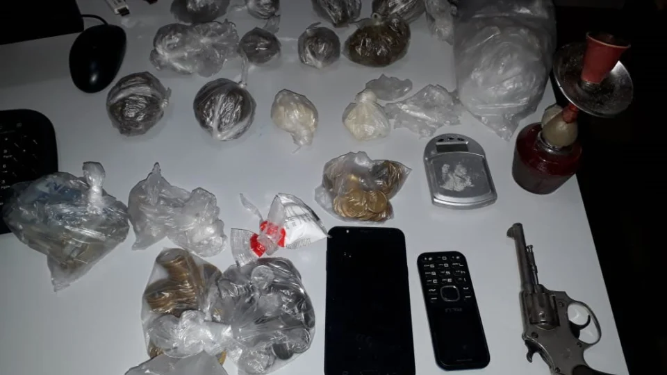 Polícia prende homem com armas e drogas em Manicoré