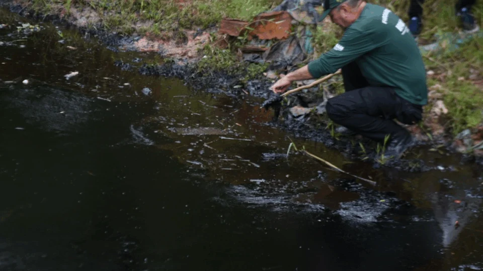 Ipaam notifica empresa após vazamento de emulsão asfáltica no rio Negro