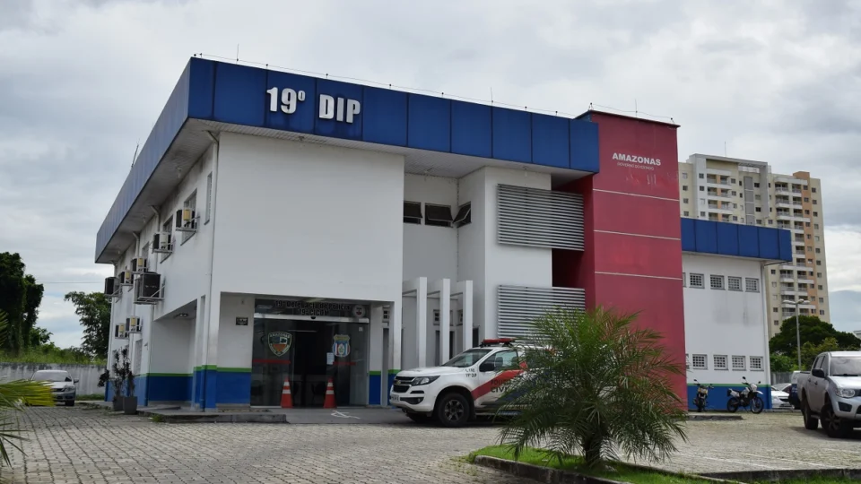 Homem é preso em veículo de aplicativo com drogas e dinheiro na zona oeste