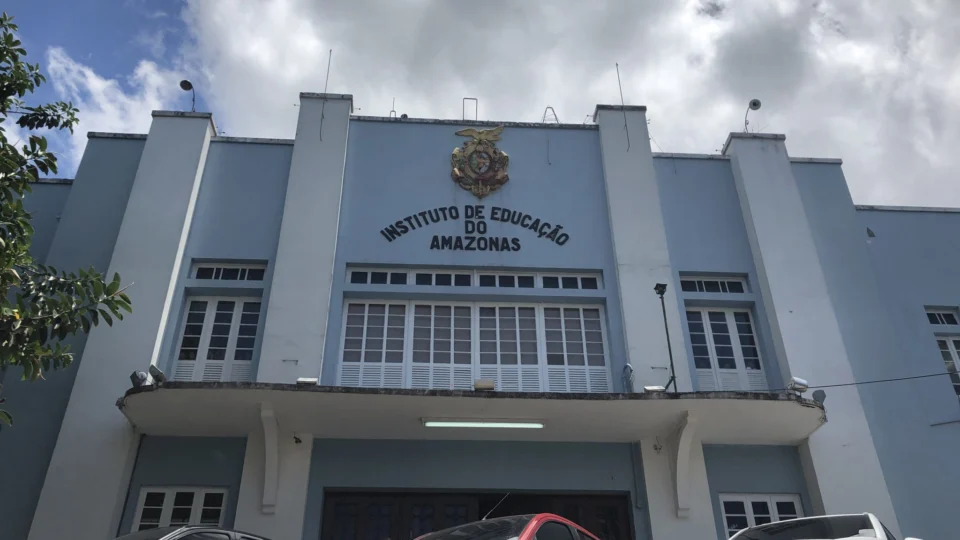 Troca de mensagens em aplicativo causa confusão no Colégio IEA