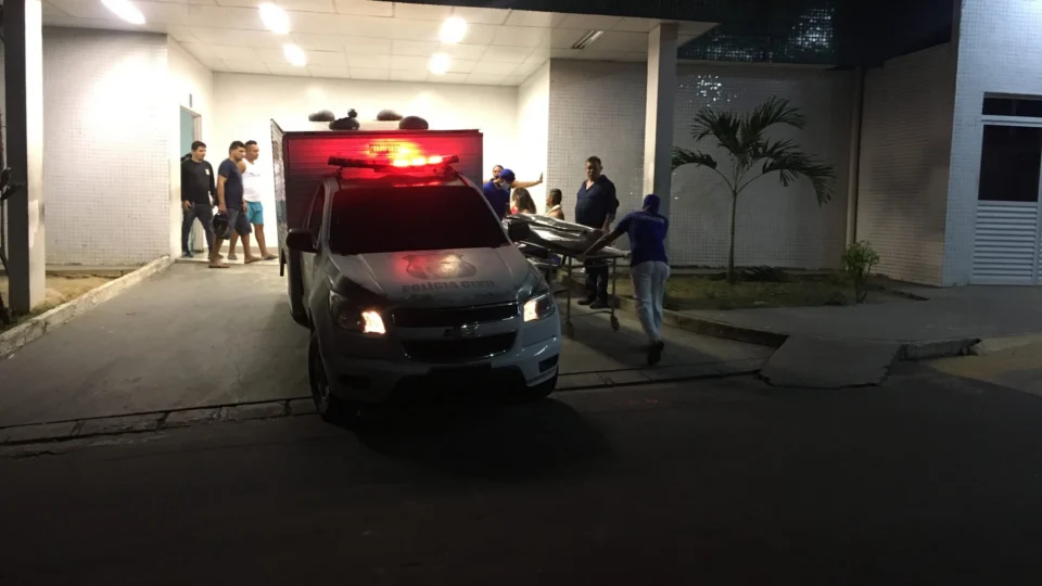 Homem morre no hospital após levar três tiros