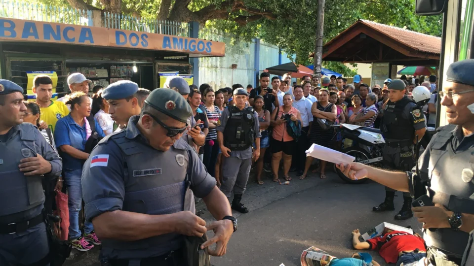 Dupla de assaltantes é morta a tiros no Centro de Manaus ao tentar pegar ônibus