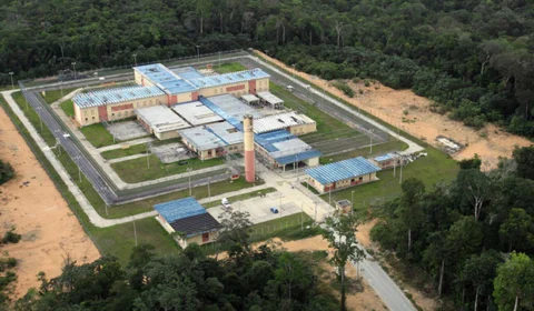 Cinco pessoas são detidas ao tentar entrar com drogas e dinheiro em presídios