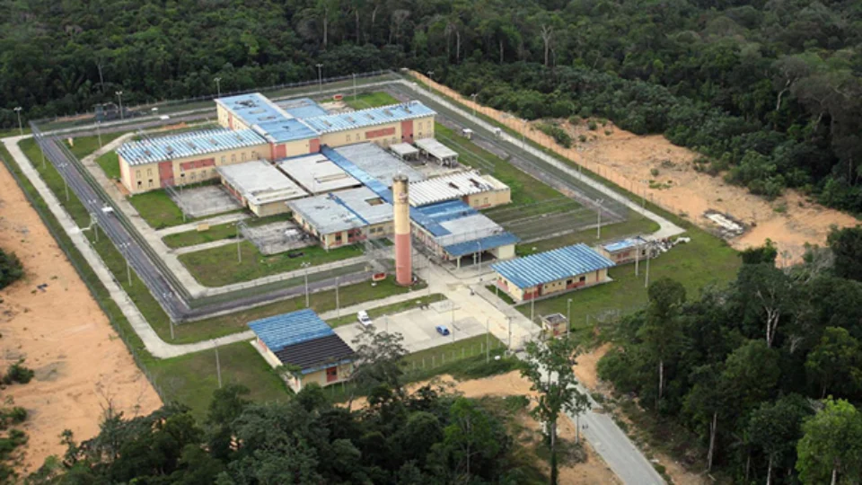 Cinco pessoas são detidas ao tentar entrar com drogas e dinheiro em presídios