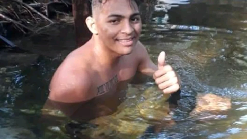 Jovem é confundido e morto com sete tiros dentro de casa