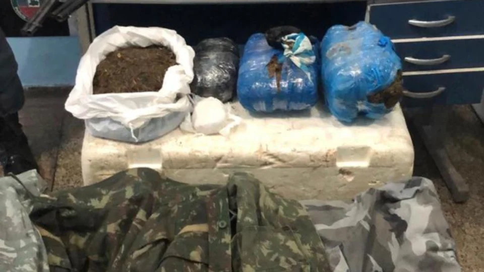 PC e PM deflagram ação em Coari e apreendem armas, munições, drogas e lancha pertencentes a “piratas”