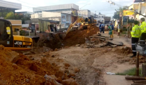 Rompimento da rede de drenagem causa transtorno a motoristas e pedestres na rua Emílio Moreira