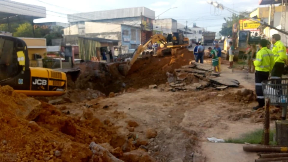 Rompimento da rede de drenagem causa transtorno a motoristas e pedestres na rua Emílio Moreira