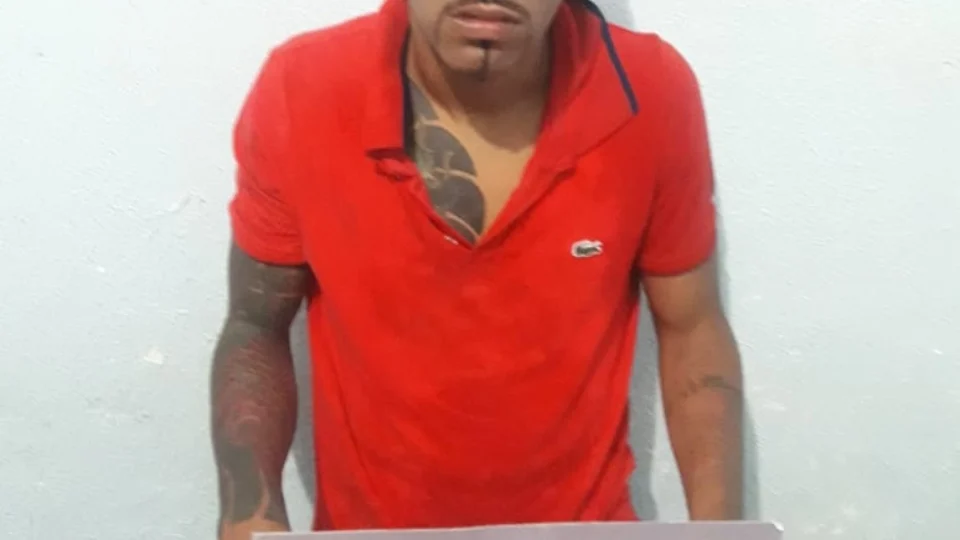 Polícia prende homem com drogas no bairro Monte das Oliveiras