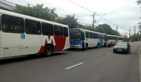 Rodoviários fazem manifestação em frente a Sede do Governo, após morte de motorista
