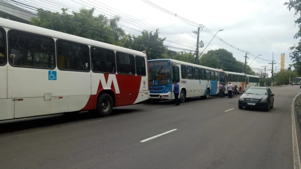 Rodoviários fazem manifestação em frente a Sede do Governo, após morte de motorista