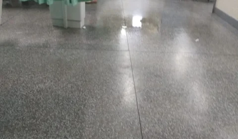 DENÚNCIA: Goteira em teto de UTI causa transtorno à pacientes e acompanhantes