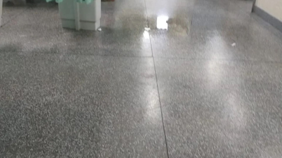 DENÚNCIA: Goteira em teto de UTI causa transtorno à pacientes e acompanhantes