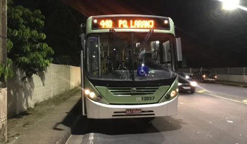 Assaltantes armados invadem ônibus da linha 440 e passageiros vivem terror