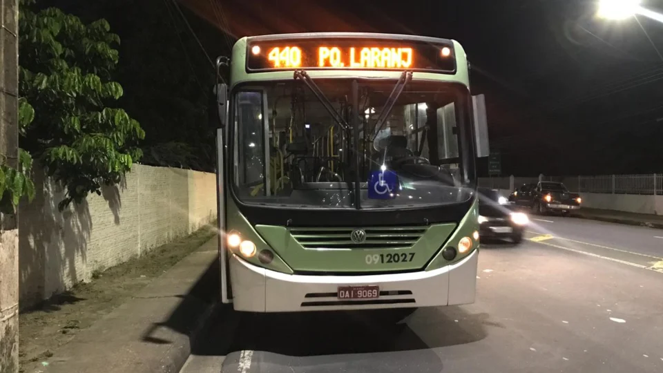 Assaltantes armados invadem ônibus da linha 440 e passageiros vivem terror