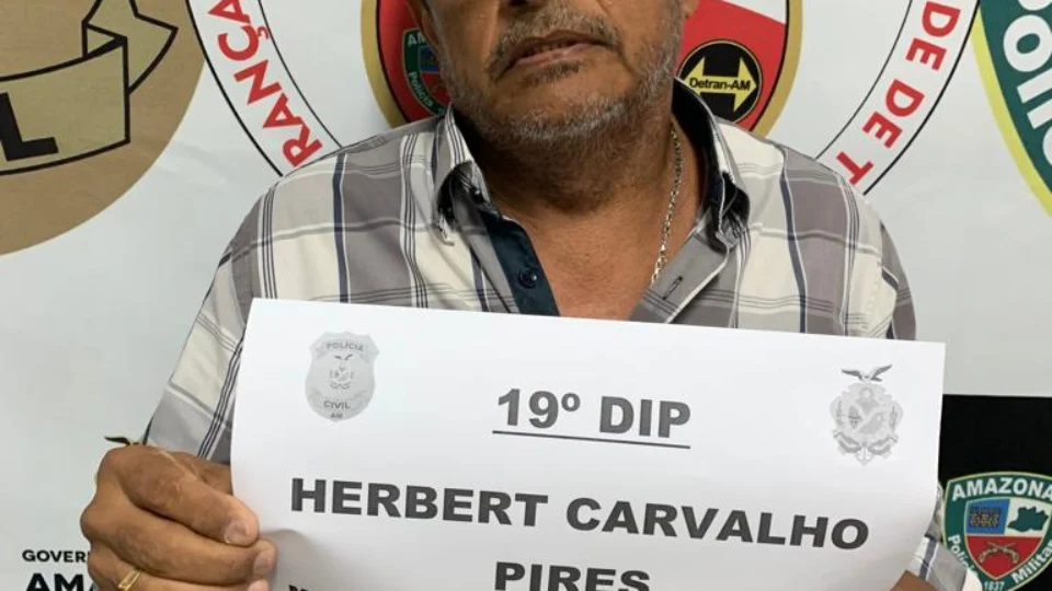 Idoso é preso por suspeita de estelionato, em Manaus