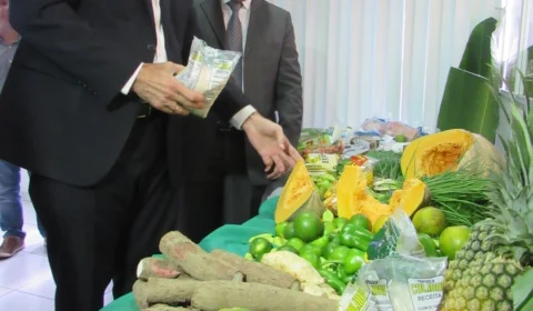 Embaixador de Israel conhece produtos usados em merenda escolar