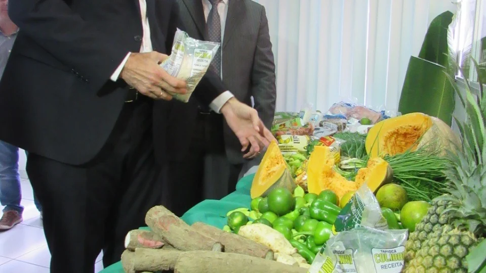 Embaixador de Israel conhece produtos usados em merenda escolar