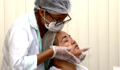 Em Manaus, projeto promove dia de beleza para venezuelanas