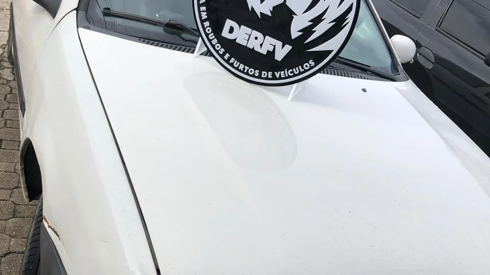 Polícia recupera carros furtados e prende dupla responsável por receptação