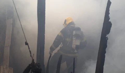 Casa é totalmente destruída após incêndio em Manaus