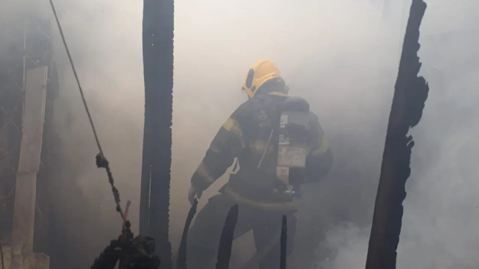 Casa é totalmente destruída após incêndio em Manaus