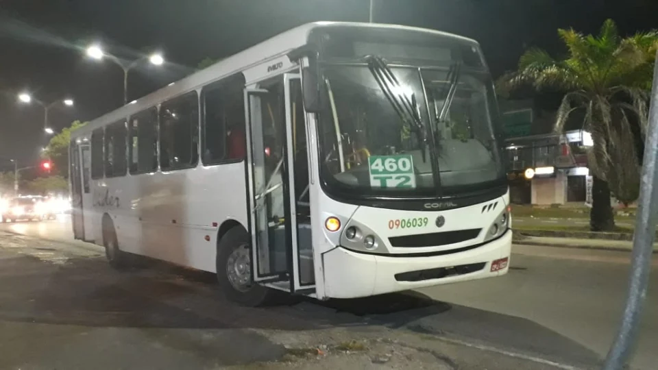 Passageiros da linha 460 vivem momentos de terror durante assalto na Avenida das Torres