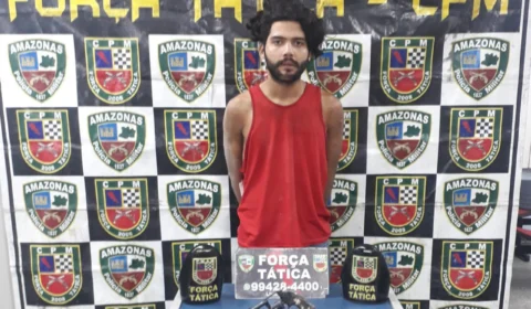 Homem é atingido no rosto durante troca de tiros com a polícia, em Manaus