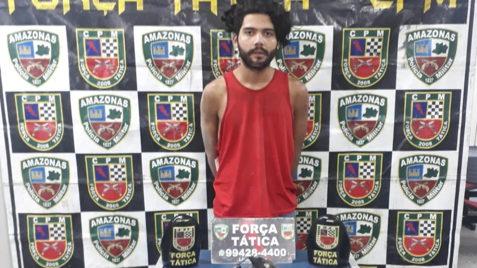 Homem é atingido no rosto durante troca de tiros com a polícia, em Manaus