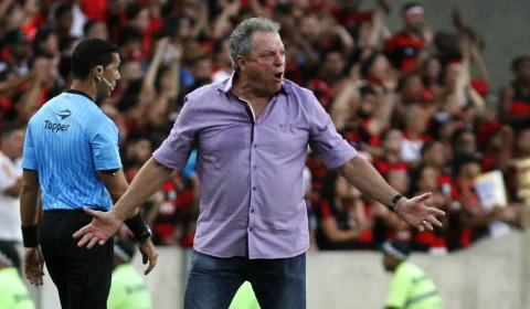 Técnico do Flamengo é internado após passa mal durante jogo