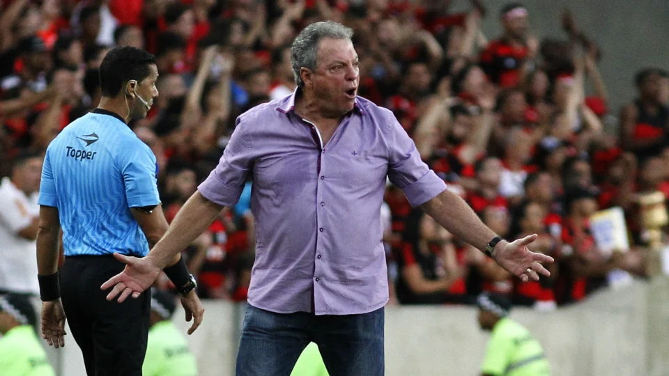 Técnico do Flamengo é internado após passa mal durante jogo