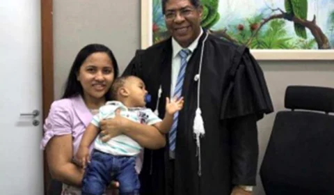 Juiz reencontra mãe que salvou filho após decisão judicial que garantiu tratamento de saúde