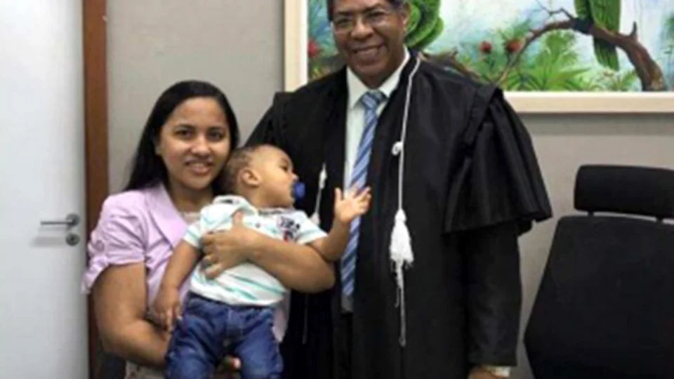 Juiz reencontra mãe que salvou filho após decisão judicial que garantiu tratamento de saúde