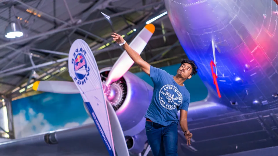 Campeonato mundial de aviões de papel chega a Manaus