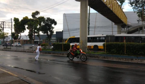 Homem morre atropelado por micro-ônibus em frente a um shopping da zona sul