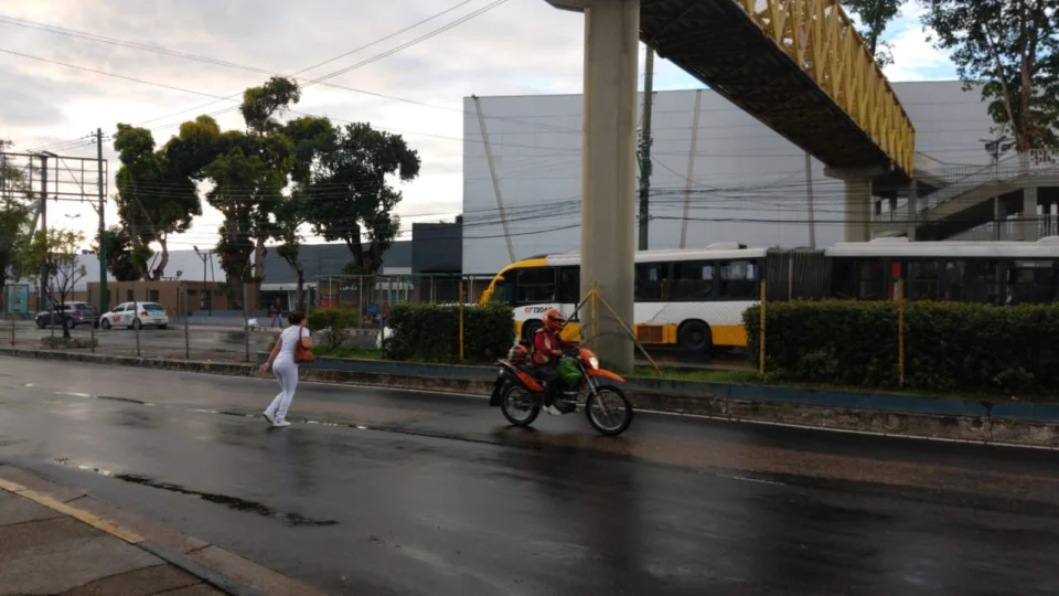 Homem morre atropelado por micro-ônibus em frente a um shopping da zona sul
