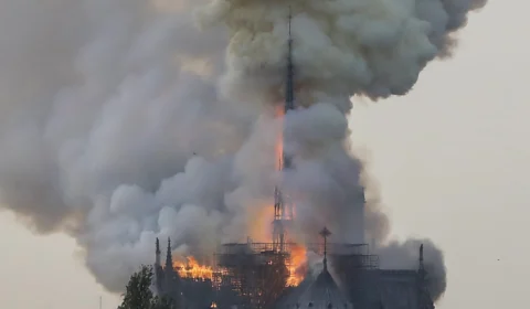 Catedral de Notre-Dame em Paris, é atingida por incêndio