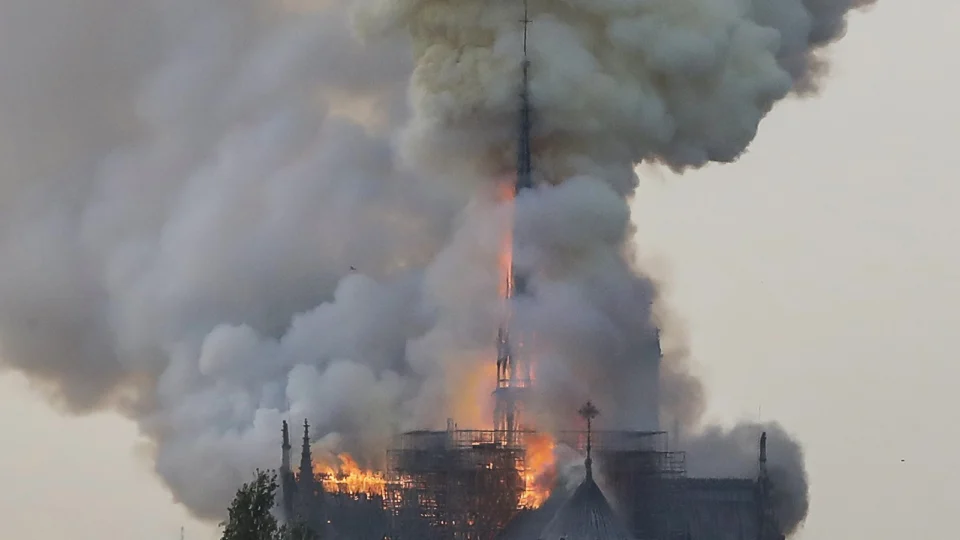 Catedral de Notre-Dame em Paris, é atingida por incêndio