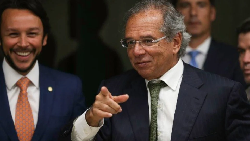 Paulo Guedes afirma que vai diminuir pela metade o preço do gás natural