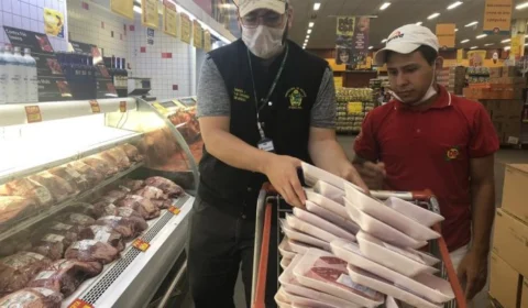 Mais de 200 kg de carnes estragadas são apreendidas em supermercado na Zona Oeste de Manaus