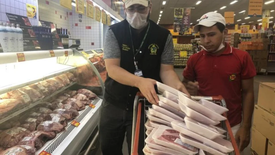 Mais de 200 kg de carnes estragadas são apreendidas em supermercado na Zona Oeste de Manaus