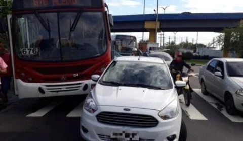 Colisão entre ônibus e carro deixa trânsito lento na rotatória do Coroado