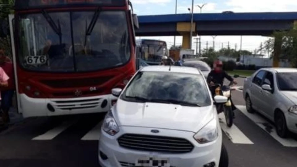 Colisão entre ônibus e carro deixa trânsito lento na rotatória do Coroado