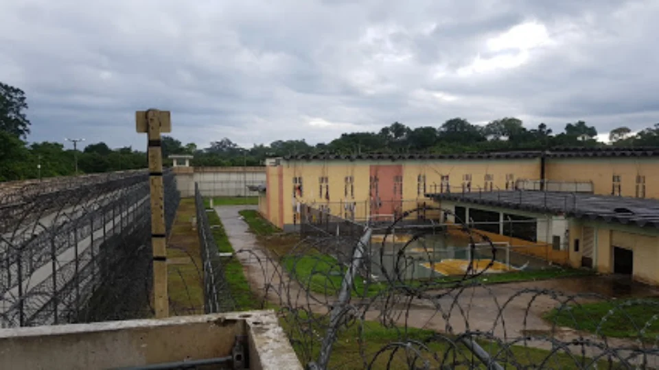 Detentos de presídio em Manaus protestam após apreensão de objetos proibidos com visitantes