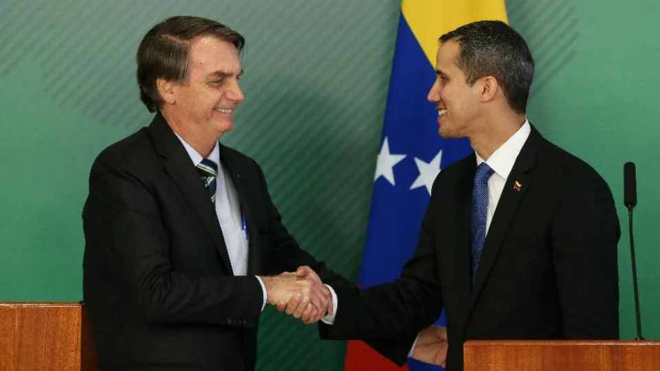 Autoproclamado presidente da Venezuela recebe apoio de Jair Bolsonaro