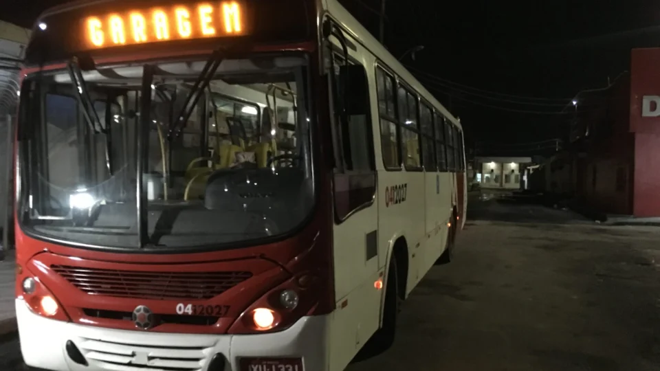 Quadrilha assalta ônibus da linha 329 e aterroriza passageiros