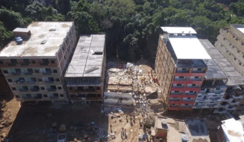 Após desabamento de prédio, corpo de bombeiros do Rio confirma 16 mortes